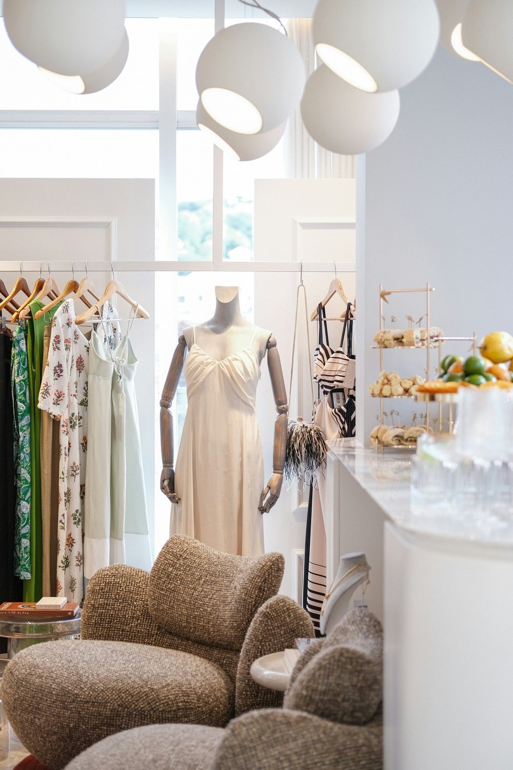 Interior de boutique feminina com vestidos e acessórios elegantes
